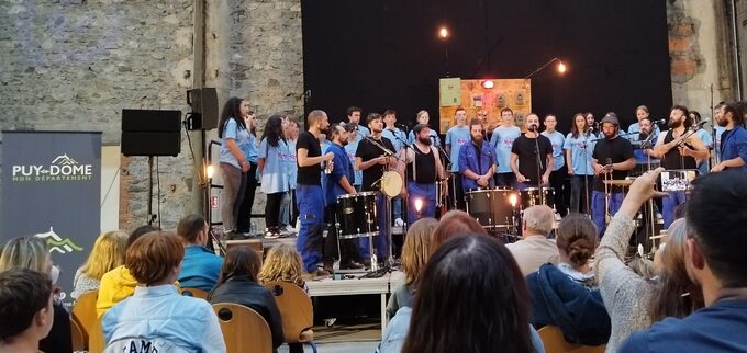 Les élèves des chorales d'Olliergues et Puy-Guillaume en représentation